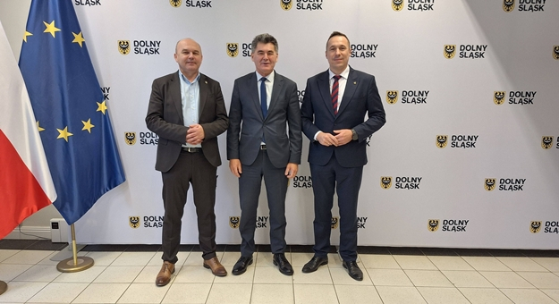 Starosta Roman Fester z marszałkami Pawłem Gancarzem i Wojciechem Bochnakiem