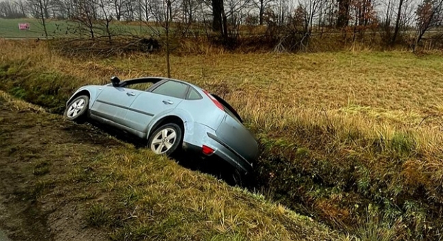 Ford w rowie na wysokości Płonicy. 55-latka straciła panowanie nad autem