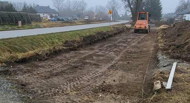 Postępują prace przy budowie ścieżki rowerowej Jaworek - Sieroszów