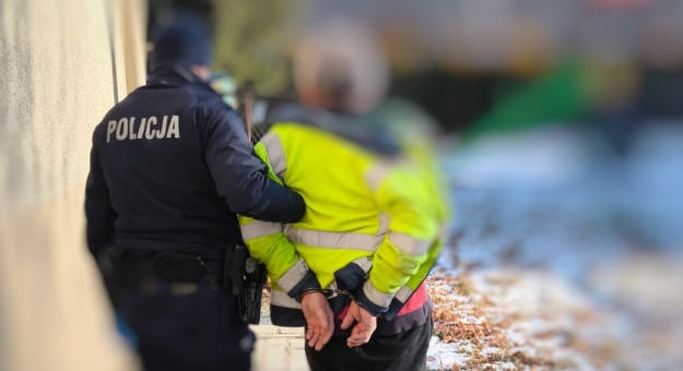 Agresywny 60-latek usłyszał zarzuty m.in. naruszenia nietykalności cielesnej funkcjonariusza. Teraz grozi mu do 5 lat pozbawienia wolności