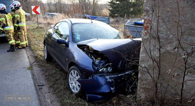 Wpadł w poślizg na łuku drogi i uderzył w budynek