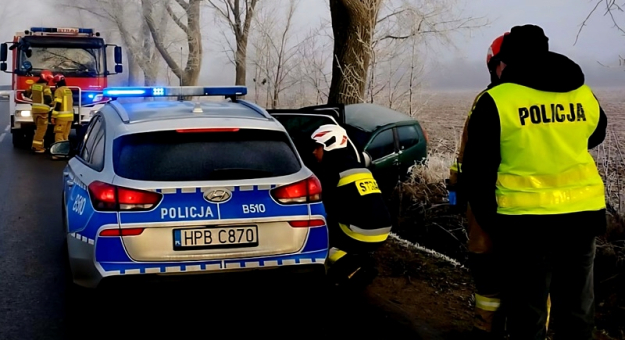 79-letni kierujący Fiatem nie dostosował prędkości do warunków drogowych, stracił panowanie nad pojazdem i wjechał do przydrożnego rowu