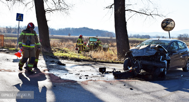 Zderzenie forda i seata w Strąkowej