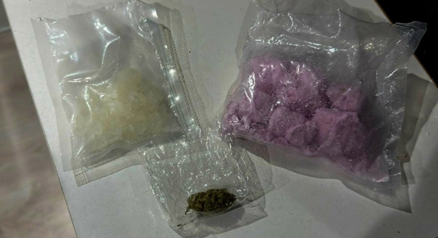 Podczas przeprowadzonych czynności policjanci ujawnili u 20-latka znaczne ilości amfetaminy, kilkadziesiąt porcji substancji psychoaktywnej 2C-B, a także niewielkie ilości marihuany