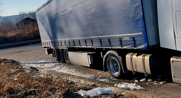 Dach ciężarówki był nieodśnieżony, a na jego powierzchni zalegały grube warstwy lodu, które spadały na jezdnię. Kierujący otrzymał mandat w wysokości 2 tys. zł