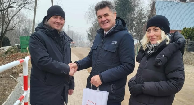 Powstały dwa nowe chodniki przy drogach powiatowych w gminie Ciepłowody