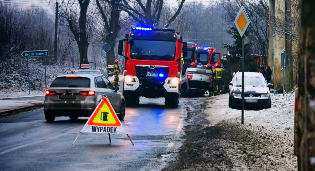 Dachowanie na drodze wojewódzkiej w Kluczowej