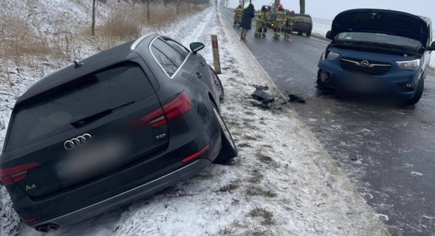 Poślizg i czołówka. Kolizja z udziałem audi, lawety i opla