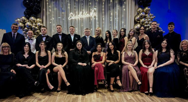 Maturzyści z „Wrocławskiej” bawili się na studniówce [foto]