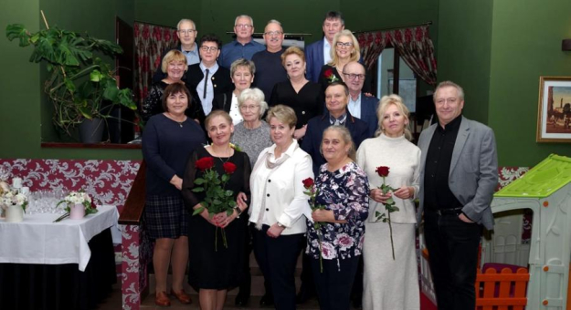 Po wielu latach od zakończenia edukacji dawni uczniowie klasy VIIIb Zbiorczej Szkoły Gminnej nr 2 sp