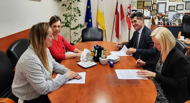 Umowa podpisana. Ośrodek Interwencji Kryzysowej w Ząbkowicach Śląskich rozpoczyna działalność