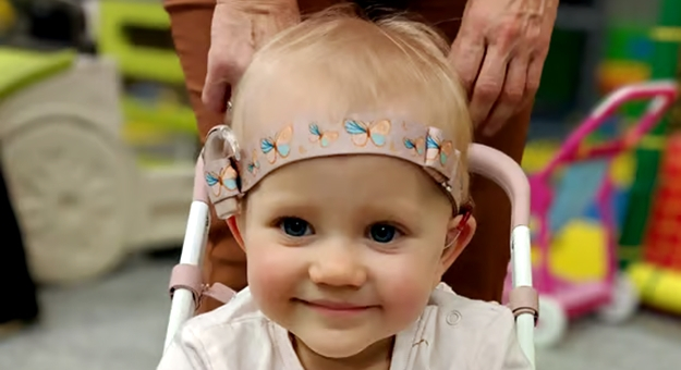 Mała Justynka z Budzowa walczy o zdrowie. Możemy pomóc jej usłyszeć świat