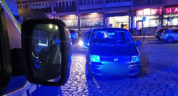 78-letni mieszkaniec powiatu ząbkowickiego kierował pandą, mając w organizmie 1.7 promila alkoholu. Zareagował świadek