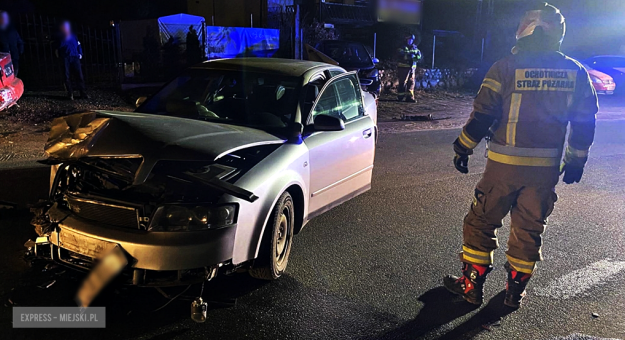 Kolizja w Brzeźnicy. Audi wypadło z drogi i uderzyło w pojazdy stojące na poboczu
