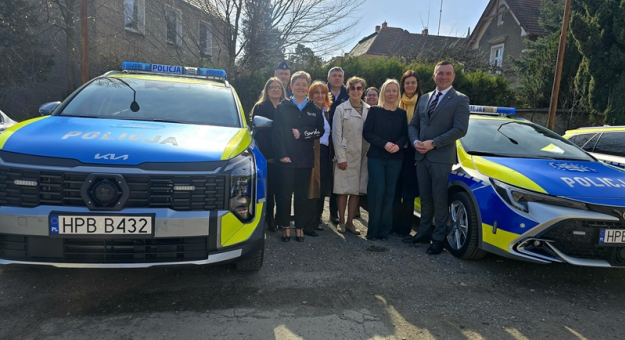 Nowe radiowozy wyjadą na drogi powiatu ząbkowickiego. Wspólny zakup policji i samorządów