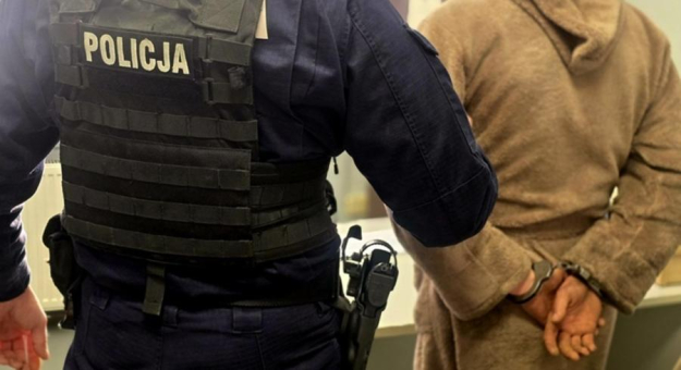 Nietrzeźwy kierowca z podrobionym prawem jazdy wjechał do rowu w Przyłęku