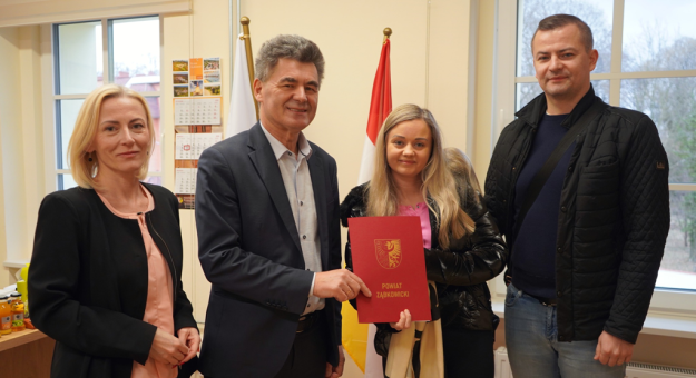 Starosta podpisał umowy z organizacjami pozarządowymi