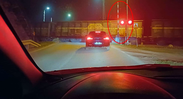 Rogatki znów nie opadły?! Niepokojąca sytuacja na przejeździe kolejowym w Ziębicach