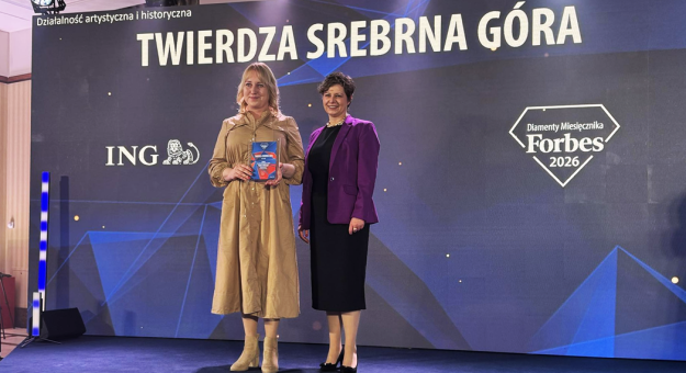 Wójt gminy Stoszowice Katarzyna Ruszkowska i Emilia Pawnuk - prezes Twierdzy Srebrna Góra odbierają nagrodę Diament Forbesa 2026