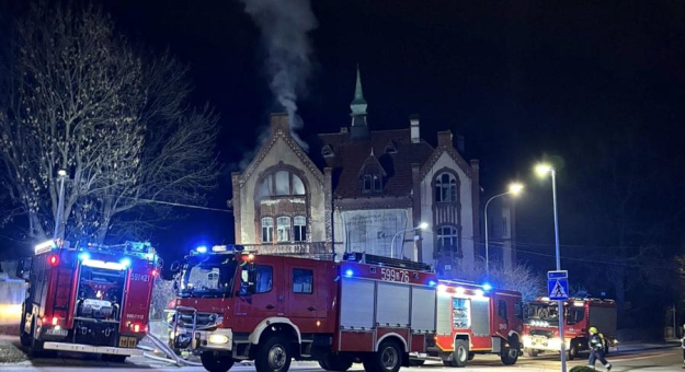 Pożar budynku po byłej szkole w Ząbkowicach Śląskich. Na miejscu kilka zastępów straży pożarnej
