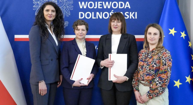 Samorządowcy odbierają promesy na remont dróg