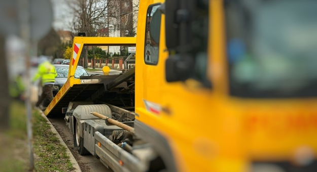 Źle zaparkowany samochód trafia na lawetę