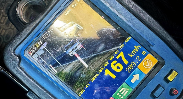 167 km/h przy ograniczeniu do 90 – 26-latek został zatrzymany na drodze wojewódzkiej 382 w pobliżu Kamieńca Ząbkowickiego. Działał w warunkach recydywy