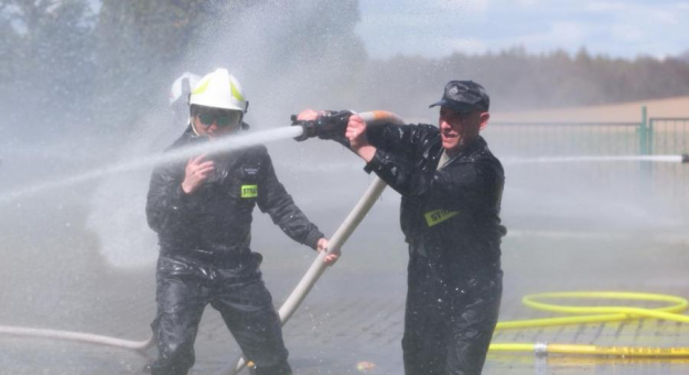 Śmigus-Dyngus w Kamieńcu Ząbkowickim. Strażacy-ochotnicy stoczyli wodną bitwę