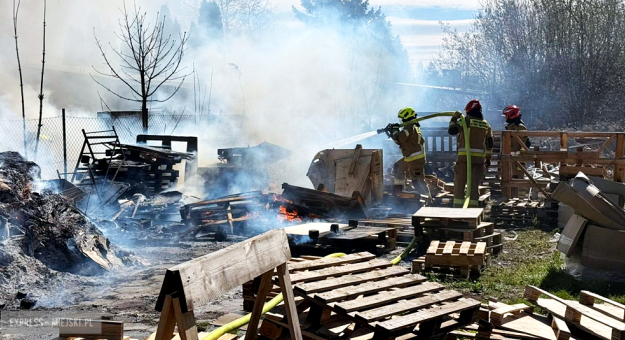 Pożar drewnianych palet przy ul. Waryńskiego. Interweniowało kilka zastępów straży pożarnej