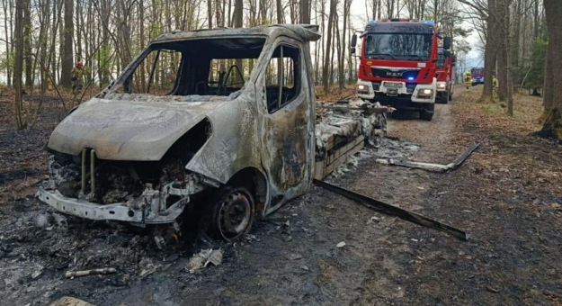 Pożar samochodu w lesie koło Błotnicy