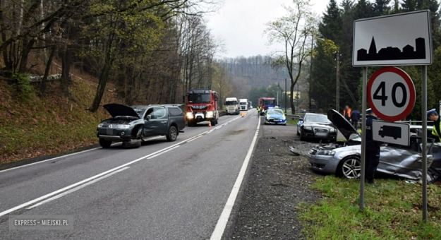 Zdarzenie drogowe w Mąkolnie. Dwie osoby trafiły do szpitala