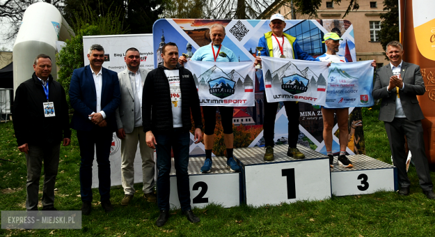 Setki biegaczy i świetne wyniki. 15. Półmaraton Henrykowski i 11. Dycha Księgi Henrykowskiej [foto]