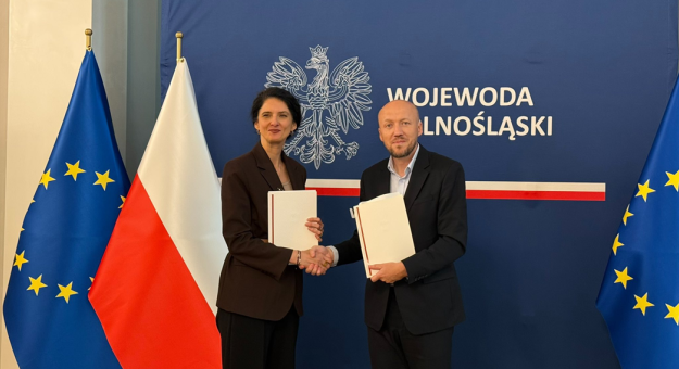 Wojewoda dolnośląska Anna Żabska z burmistrzem Ziębic Mariuszem Szpilarewiczem po podpisaniu umowy