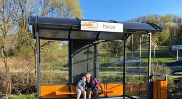 Nowe wiaty przystankowe już służą mieszkańcom gminy Stoszowice