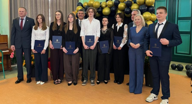 	Zakończenie roku szkolnego maturzystów. Najlepsi uczniowie otrzymali nagrody finansowe
