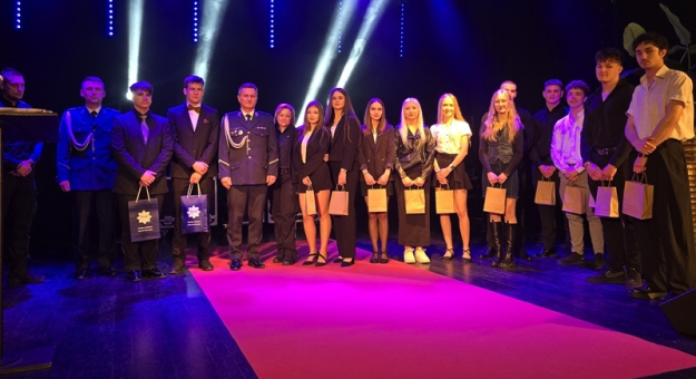 Czas na odważne wybory. Ząbkowiccy policjanci zapraszają maturzystów w swoje szeregi