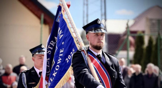Wyraz jedności, tradycji i strażackiej służby. Uroczystość nadania sztandaru OSP Krzelków
