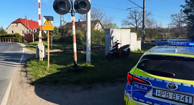 Poranny incydent w gminie Ziębice. 19-latek bez uprawnień uderzył skuterem w słup