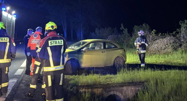 Nocna interwencja na krajowej ósemce. Samochód w rowie, kierowcy nie było na miejscu