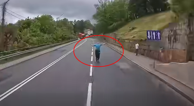 Niebezpieczna sytuacja na krajowej óśemce w Bardzie. O włos od tragedii [video]