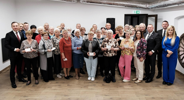 Seniorzy z kartami wstępu do Pałacu Marianny Orańskiej. „To miejsce należy do Was”