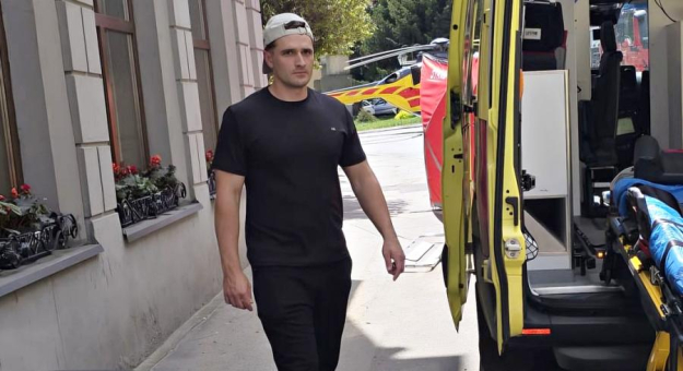 St. sekc. Kacper Piecyk w czasie wolnym od służby natychmiast ruszył z pomocą, gdzie wraz z kilkoma innymi osobami prowadził działania względem dwóch poważnie poszkodowanych w wypadku drogowym osób