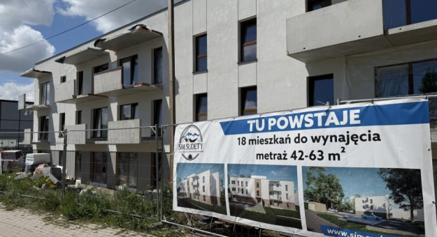 Postępują prace przy budowie budynku wielorodzinnego na wynajem. Inwestycja coraz bliżej finiszu