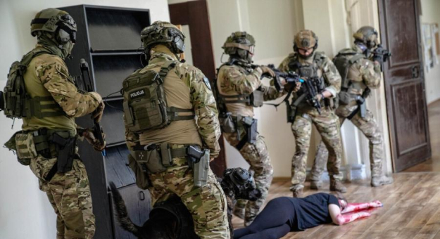 Antyterroryści, śmigłowce i zakładnicy. Spektakularne ćwiczenia służb w Henrykowie