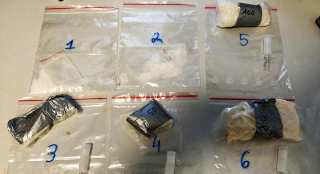 Dwa zatrzymania narkotykowe w godzinę. 41-latek miał przy sobie pół kilograma amfetaminy