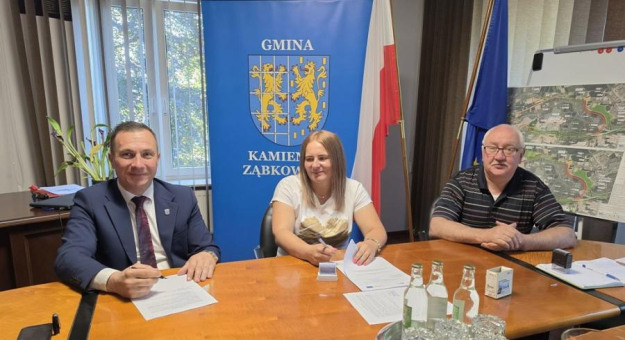Podpisano umowy na budowę wiat rekreacyjnych w trzech sołectwach gminy Kamieniec Ząbkowicki
