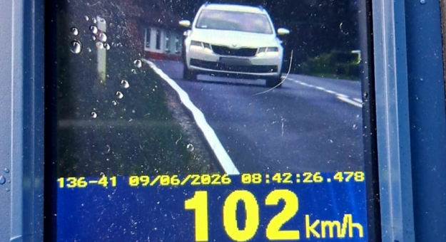 52-letni mieszkaniec powiatu rybnickiego, kierujący samochodem marki Skoda Octavia, poruszał się z prędkością 102 km/h w miejscu, gdzie obowiązywało ograniczenie do 50 km/h