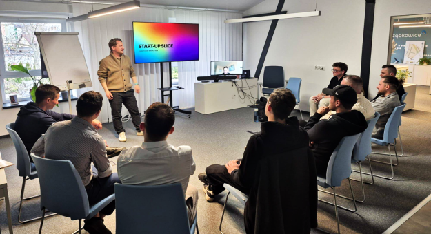 Spotkania „Startup Slice” to cykl comiesięcznych spotkań networkingowych i inspiracyjnych dla ludzi z pomysłami na biznes, początkujących przedsiębiorców i osób działających w świecie startupów