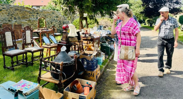 Rodzinna niedziela w Ziębicach. Piknik z piosenką i giełda staroci przy muszli koncertowej