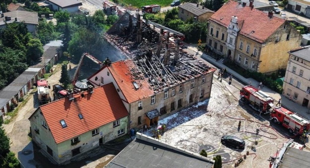 Pożar zniszczył znaczną część budynku wielorodzinnego. Poszkodowani mieszkańcy otrzymali lokale zastępcze